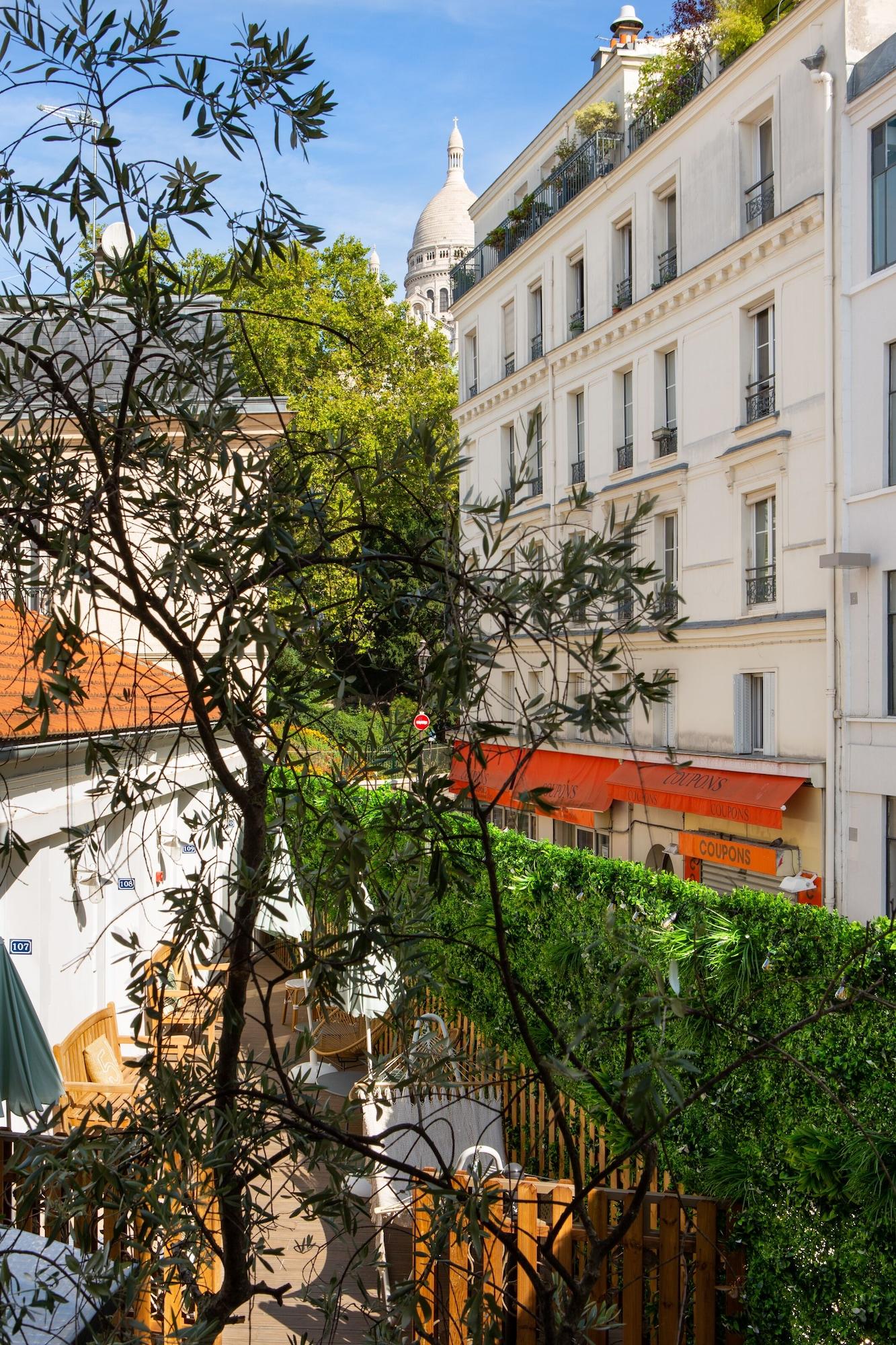 Le Village Montmartre By Hiphophostels Paris Bagian luar foto